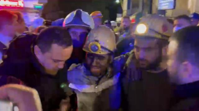 Patlama yaşanan maden ocağında dikkat çeken kare! Ekipler sedye ile beklemeye başladı