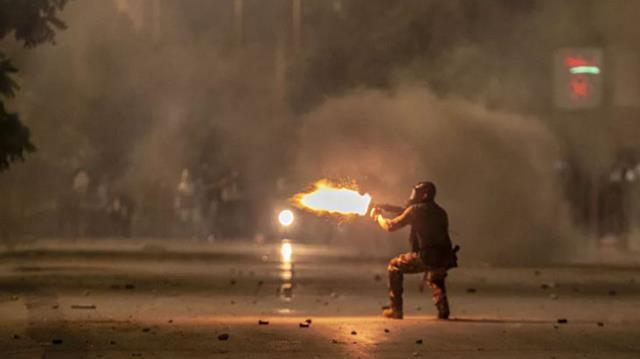 İran'dan sonra Tunus'ta da polis şiddeti! Halk sokaklarda protesto düzenliyor