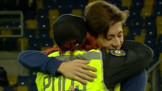 Arda güler, Ankaragücü maçı öncesi polis olan teyzesiyle hasret giderdi