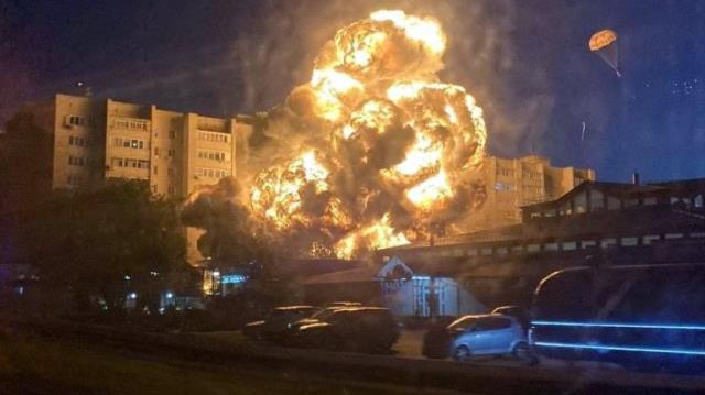 Rusya'da savaş uçağı 9 katlı binanın üzerine düştü! Gökyüzünü alevler kapladı