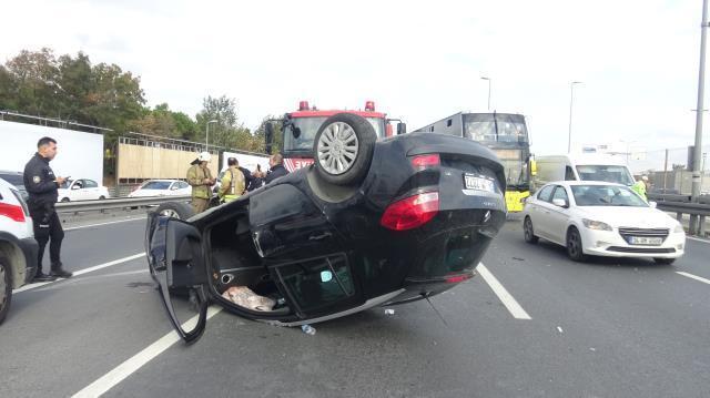 Son dakika: E-5 Karayolu Beylikdüzü istikametinde minibüse çarpan otomobil takla attı! Yol tamamen trafiğe kapandı