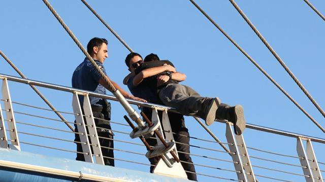 Üst geçit üzerinde intihar teşebbüsü polisin kollarında son buldu
