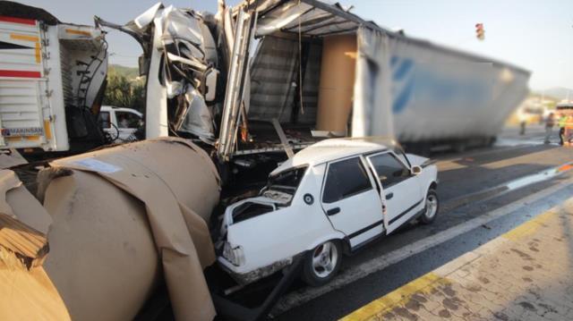 Zincirleme kazada tonlarca ağırlıktaki kağıt rulolarının üzerine düştüğü otomobil, kağıt gibi ezildi