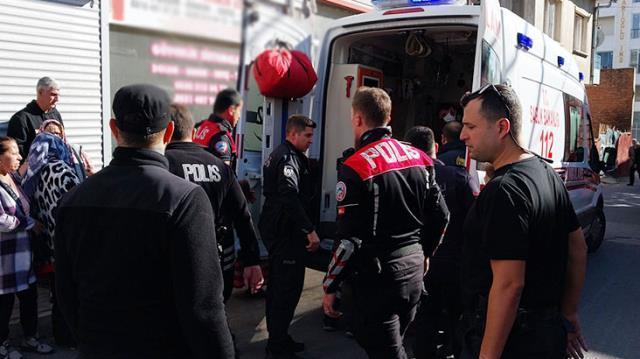 HAKKINDA UZAKLAŞTIRMA KARARI BULUNAN KOCASI TARAFINDAN ÖLDÜRÜLDÜ; KIZLARI CAMDAN ATLADI