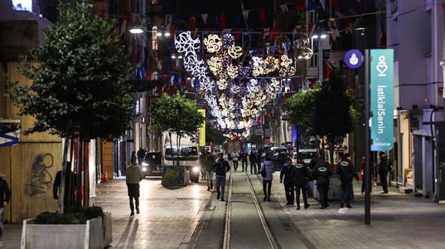 Patlamadan dolayı kapatılan Taksim Meydanı ve İstiklal Caddesi yaya ve araç trafiğine açıldı