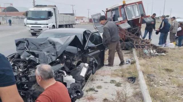 Belediye başkanının makam aracı traktörle çarpıştı! Olay yerinden gelen görüntüler korkunç