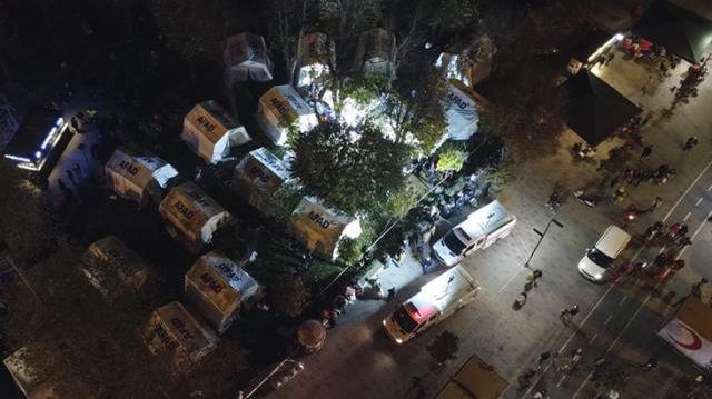 Düzce beşik gibi! Evlerine girmeye korkan vatandaşlar geceyi dışarıda geçirdi