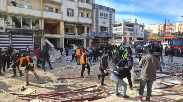 Şanlıurfa'da bir apartmanın zemin katında patlama meydana geldi! İlk belirlemelere göre 4 kişi yaralandı