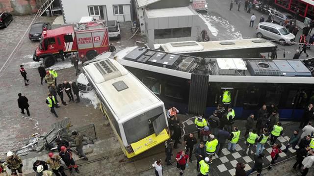 Son Dakika: İstanbul'da 33 kişinin yaralandığı kazada İETT otobüsüne çarpan tramvay vatmanı tutuklandı