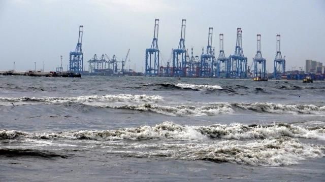 Lodos megakenti fena vurdu! Çatıdan kopan parçalar 3 arabayı hurdaya çevirdi, dalga yüksekliği 5 metreyi buldu