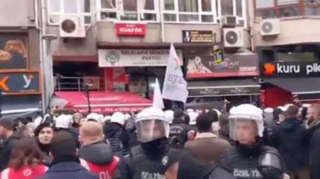 Son dakika: Polis ekipleri, HDP'nin Kadıköy'deki binasında çok sayıda kişiyi gözaltına aldı