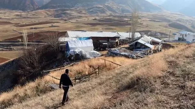 Heyelan sonrası oluşan yarıklar, depremden sonra derinleşti! Can korkusu yaşayan mahalleli sesini duyurmaya çalışıyor