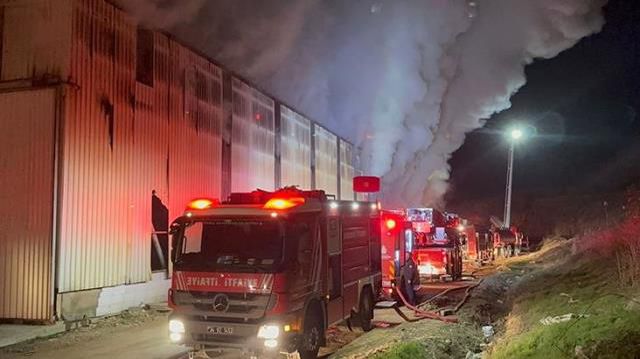 İstanbul'da geri dönüşüm tesisinde yangın! Dumanlar her yeri kapladı, ekipler olay yerinde