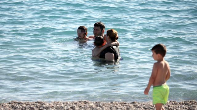 Aralık güneşinde denize girdiler