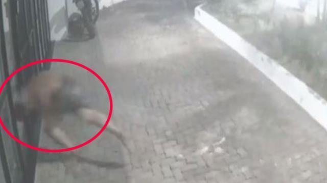 Kadın komşusuna tecavüz için cama kafa attığı evde şortunu sıyırdı, aşırı kan kaybedince öldü