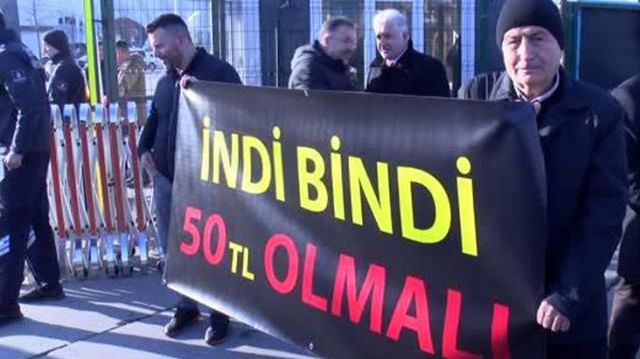 Zammı beğenmeyen taksiciler, istedikleri rakamı pankarta yazıp Yenikapı meydana gitti