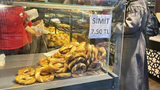 İstanbul'un bazı semtlerinde simite yüzde 50 zam yaptılar! 7.5 liradan satıyorlar
