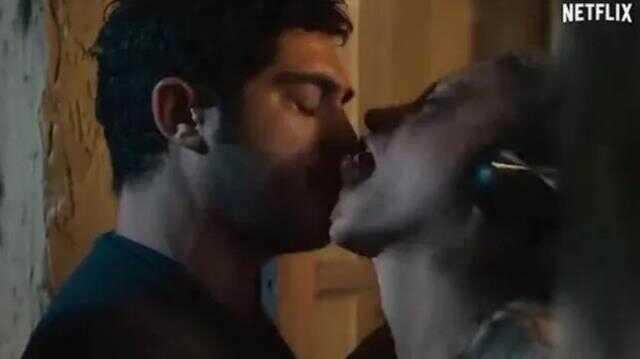 Serenay Sarıkaya ve Burak Deniz'in öpüşme sahnesi akıllara İbrahim Tatlıses ve Hülya Avşar'ı getirdi