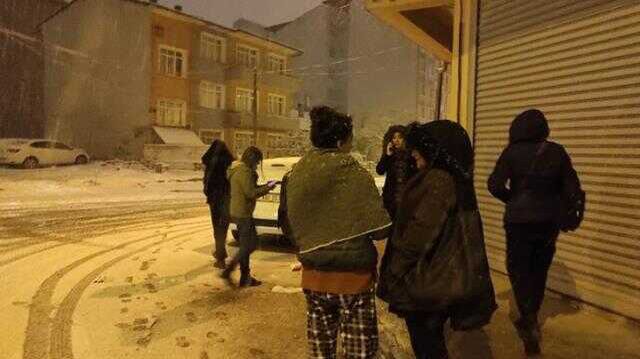 İran'da meydana gelen 5,8 büyüklüğündeki depremde 2 kişi öldü, 664 kişi yaralandı