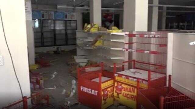 Depremden etkilenen Hatay'ın Kırıkhan ilçesinde marketler yağlamandı, ilçe sakinleri öfkeli: İçimizde böyle kötü niyetliler var