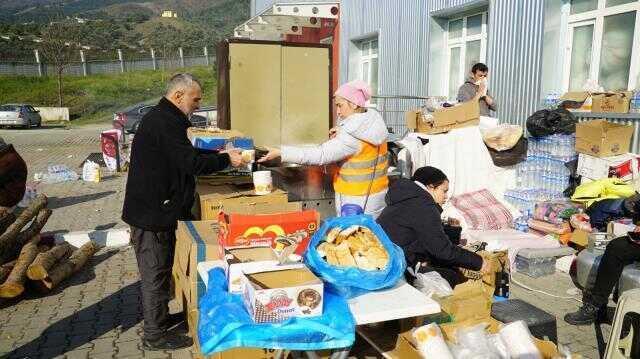 Antalya Belek Üniversitesi'nin deprem yardımları 'İyi ki varsınız hocam' dedirtti