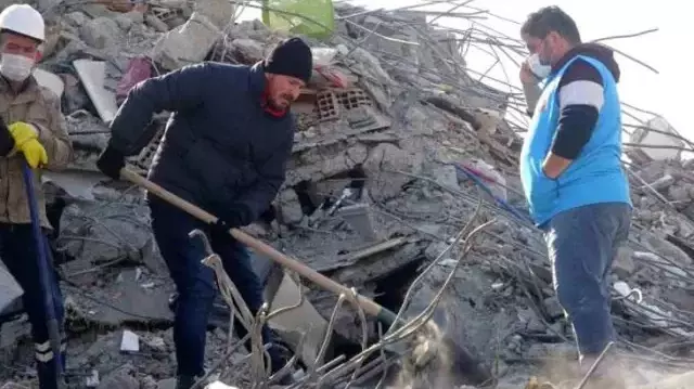 83 saat sonra altından çıktığı enkazlara kurtarma gönüllüsü olarak geri döndü