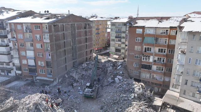 Çinli Sivil Kurtarma Ekibi Malatya'da Enkazlar Arasında Hayatta Kalanları Arıyor