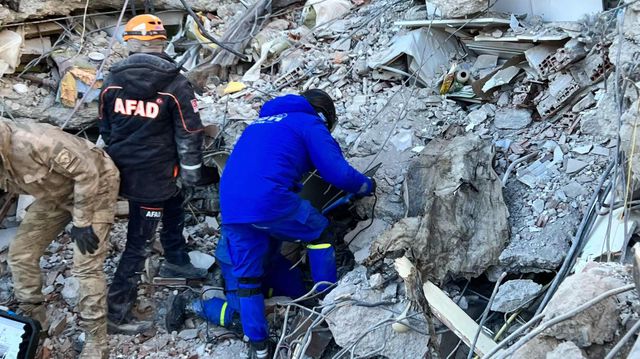 Çinli Sivil Kurtarma Ekibi Malatya'da Enkazlar Arasında Hayatta Kalanları Arıyor