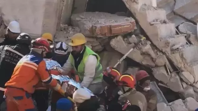 Son Dakika! Depremin 201. saatinde 26 yaşındaki Mine Akgül enkazdan sağ olarak kurtarıldı