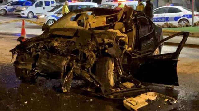 Ankara'da sulama tankerine çarpan otomobilin sürücüsü olay yerinde hayatını kaybetti