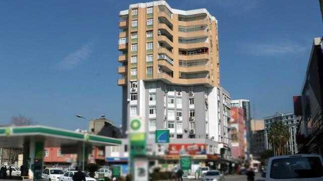 Adana'da tartışılan binadaki görüntü 'boya krizi' ile ortaya çıkmış