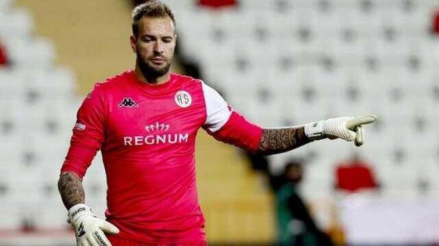 11 sezondur ülkemizde forma giyiyordu! Başarılı kaleci futbolu bıraktı