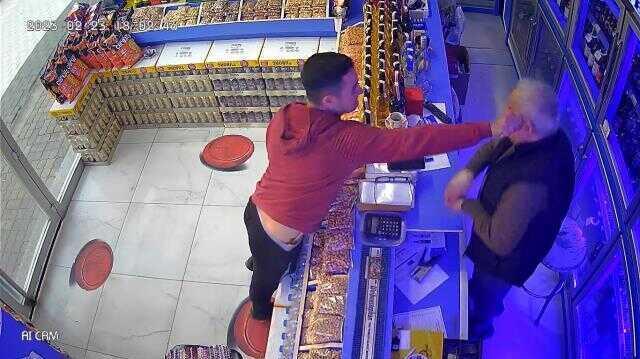 Tekel bayinde raflara göz gezdiren genç, bir anda iş yeri sahibinin şakağına çakıyı sapladı