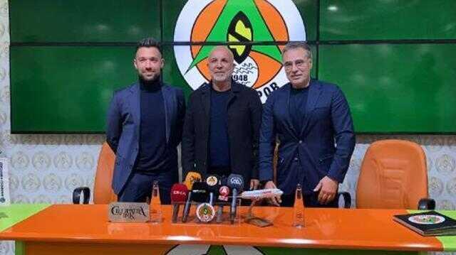 Eşi benzeri görülmedi! Farioli, yerine gelen Ersun Yanal'ın imza törenine katıldı