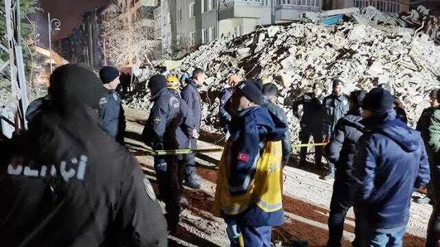 En acı bekleyiş: Anne baba, enkaz çalışmasından iyi haber almayı bekliyor