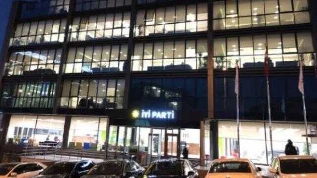 6'lı Masa toplantısı sonrası İYİ Parti genel merkezine gece saatlerinde asıl afiş dikkat çekti