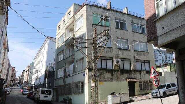 Samsun'da tedirgin eden bina! Yola doğru eğildi ama içinde insanlar var