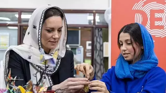 Londra'daki deprem gönüllüleriyle gerçekleşen özel buluşmaya, Kate Middleton'ın başörtüsü damga vurdu!