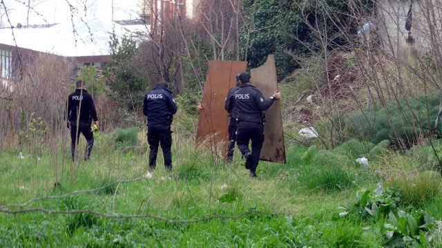 Darbedip öldürdükleri adamı sitenin bahçe duvarının demir parmaklıklarına astılar