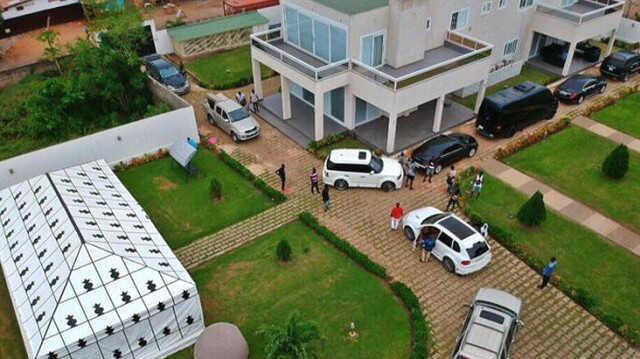 Süper Lig'de forma giymişti! Adebayor'un yaşadığı evi görenler yok artık diyor