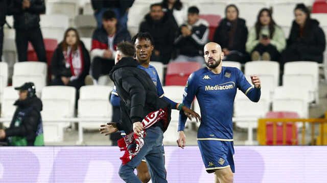 Büyük rezalet! Sahaya atlayan Sivasspor taraftarı, Fiorentinalı futbolcuya yumruk attı