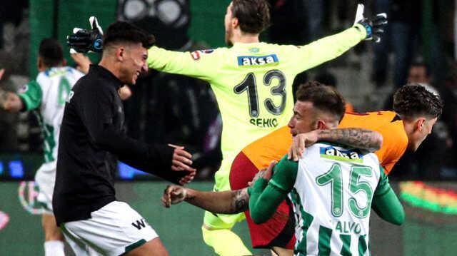 Son Dakika: Liderin 14 maçlık galibiyet serisi son buldu! Konyaspor, Galatasaray'ı 2-1'lik skorla mağlup etti.