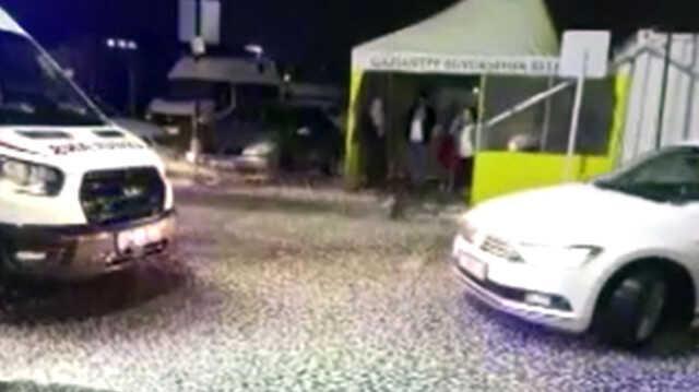 Kilis ve Gaziantep'te ceviz büyüklüğünde dolu yağdı, her yer bembeyaz oldu