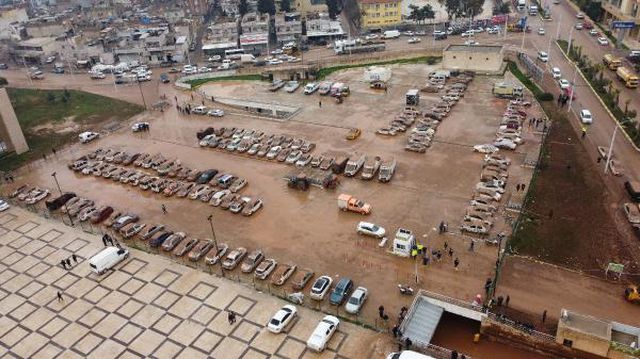 Su basan otoparktaki 170 araç çıkarıldı, kayıp TIR şoförü aranıyor