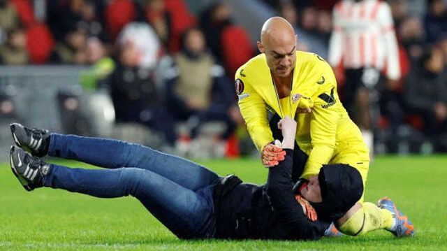 Artık halı sahaya bile gitmez! Sevilla kalecisine saldıran taraftara benzeri görülmemiş ceza