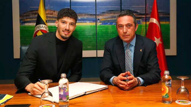 İmza töreninde Ali Koç, Altay Bayındır'ı yere göğe sığdıramadı: Örnek bir futbolcu
