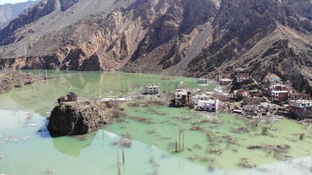 Sular altında kalacak olan ilçede esnaflar dükkanlarını bir daha açmamak üzere kapattı