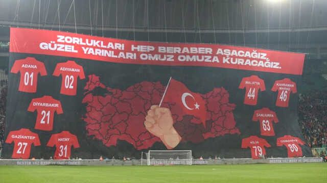 Depremzedeler için anlamlı pankart! Milli maç öncesi duygulandıran görüntüler