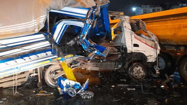 Hafriyat kamyonuna çarpan kamyonet taksiyi altına aldı! 3 kişi yaralandı