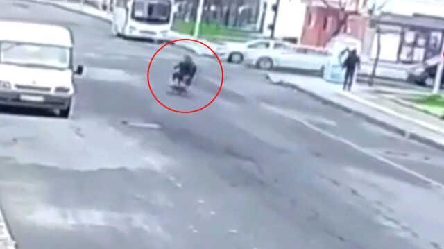 Ölümlü motosiklet kazasının kamera görüntüleri ortaya çıktı! 2 kişi metrelerce takla atıyor